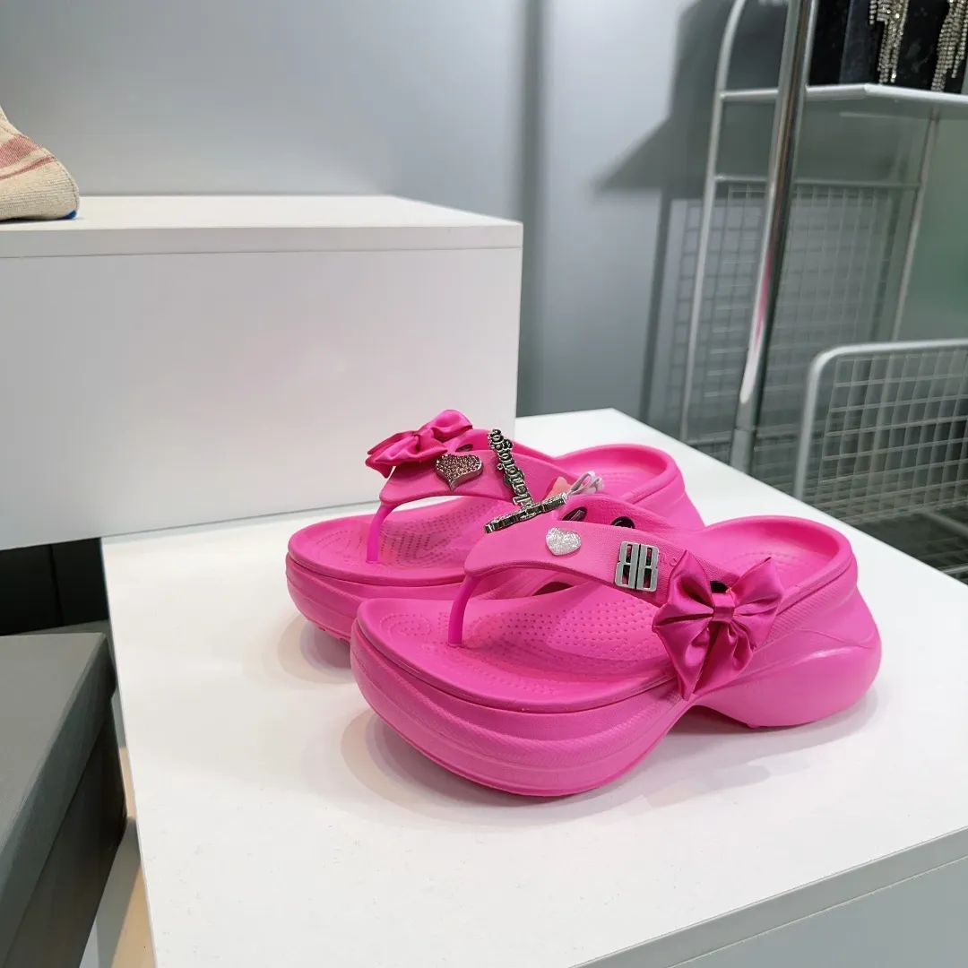 👟👟Ex-factory price 440👟👟 Top quality🔥Balenciaga 25 spring and summer latest thick-soled rubber jelly shoes flip-flops! 25 new spring dark horse items, fashion bloggers at home and abroad have put on foot shows, popular on social platforms at home and abroad, fashionistas must buy, various Parisian elements hardware buckle DIY, highly brand recognition All hardware is re-engraved and made with heavy gold molds Ingenious craftsmanship, accurately restoring every detail Original open-mold EVA rubber and plastic one-piece outsole Super light on the foot, a proper height-increasing artifact with an outsole height of 6cm Original full set of packaging Code number: 35-42 (40, 41, 42 are non-refundable) with original packaging